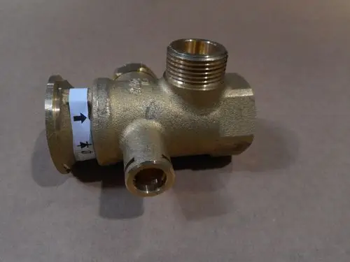 Messing-Kugelhahn mit verschiedenen Anschlüssen und einem beschrifteten Edelstahl-Bereich, hergestellt von Remeha. Schwenkbare Armatur zur Steuerung des Wasserflusses.
